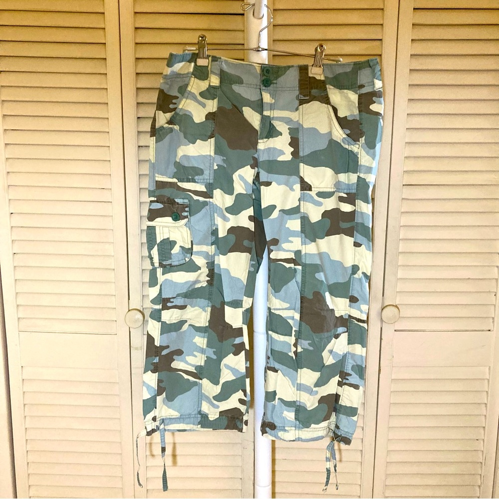 Gap Surplus Capri Pants in Camo Print.  Zipper/Button Closure. 5 Pockets. Size 8